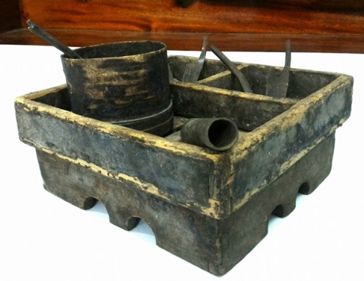 เซี่ยนหมากโบราณลงรักเก่า เดินลายขาวนูน ขายรวมยกชุด มีดสะนาก 3 ตัว และอื่นๆ รวมเลยราคาเบา