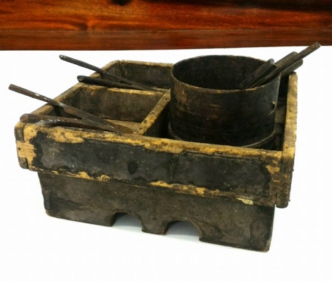 เซี่ยนหมากโบราณลงรักเก่า เดินลายขาวนูน ขายรวมยกชุด มีดสะนาก 3 ตัว และอื่นๆ รวมเลยราคาเบา