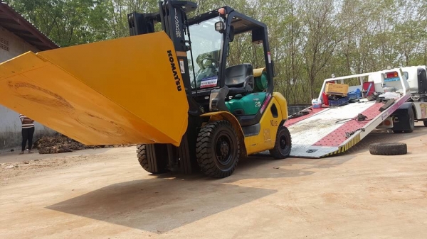 แหล่งรวมรถโฟลค์ลิฟท์งาเทฮิ้งค์ฟอร์คภาคตะวันออกสำหรับตักยางก้อนยางพาราและยางถ้วยส่งฟรีทั่วประเทศ