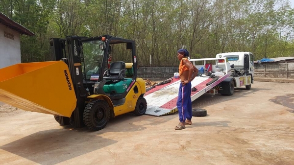 แหล่งรวมรถโฟลค์ลิฟท์งาเทฮิ้งค์ฟอร์คภาคตะวันออกสำหรับตักยางก้อนยางพาราและยางถ้วยส่งฟรีทั่วประเทศ