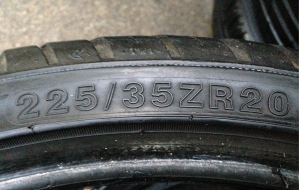 ยาง Sunny 225 35 20 สิ้นปี11 ดอกเต็ม ไม่มีปะ ขอบไม่มีฉีก ใช้กันยาว ราคาไม่แพง ยาง Sunny 225 35 20 สิ้นปี11 ดอกเต็ม ไม่มีปะ ขอบไม่มีฉีก ใช้กันยาว ราคาไม่แพง