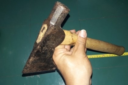 ขายขวานหัวค้อนด้ามไม้งานเก่า ขายขวานหัวค้อนด้ามไม้งานเก่า