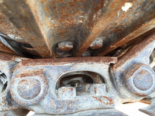 โซ่ใบ komatsu pc200-5 ใบยาว 60 เก่านอก เส้นละ 55,000 บาท