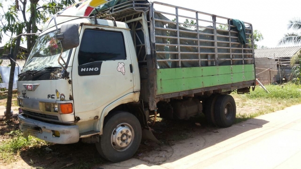 รถฮีโน่ 6 ล้อ รั้ว ( ไม่ดั้ม )  FC2W  120 แรงม้า. ปี 39.     สนใจติดต่อ  081 - 6079515