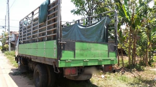 รถฮีโน่ 6 ล้อ รั้ว ( ไม่ดั้ม )  FC2W  120 แรงม้า. ปี 39.     สนใจติดต่อ  081 - 6079515