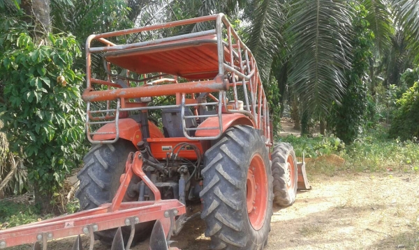 รถไถ KUBOTA 7040  ,  2 เพลา.   ( รถทำงาน 1,9xx ชม. )    สนใจติดต่อ  081 - 6079515