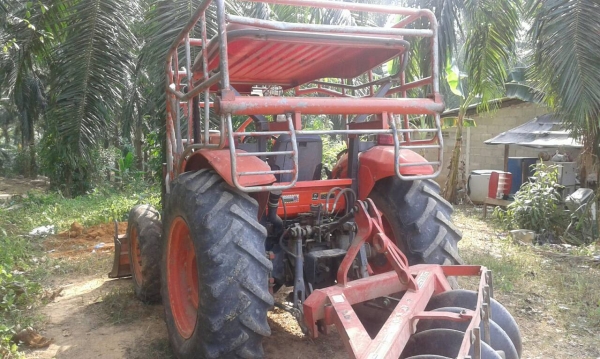 รถไถ KUBOTA 7040  ,  2 เพลา.   ( รถทำงาน 1,9xx ชม. )    สนใจติดต่อ  081 - 6079515