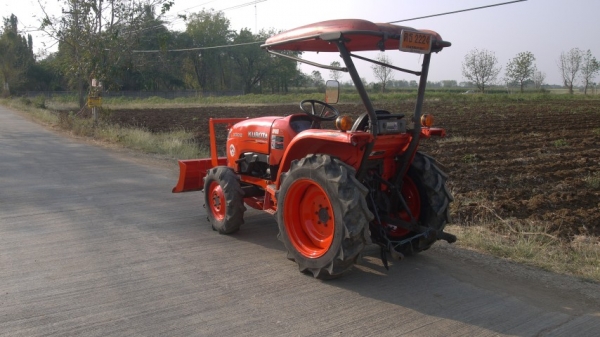 ขายครับ KUBOTA L3008 พร้อมใบดันหน้า เครื่องดี เกียร์ดี รถสภาพสวยพร้อมใช้งานครับ