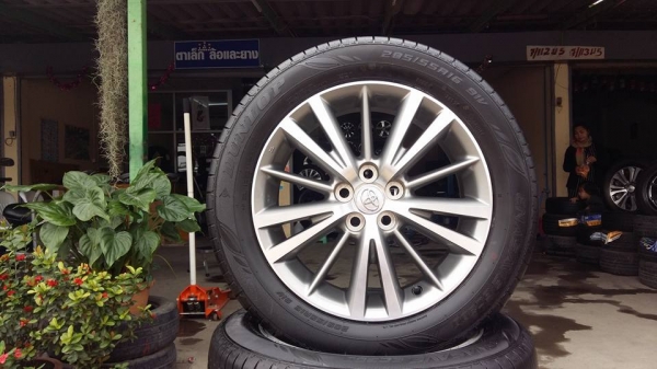 ขายล้อแม็กป้ายแดง toyota altis 16"พร้อมยางปี15 สนใจติดต่อตาเล็ก ล้อและยาง 081-3747940