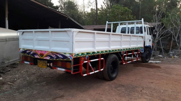 ขายรถ6ล้อ ร็อกกี้165แรง ยาว6.50เมตร มีช่องว่างติดเครน ยาง900 รถสวยพร้อมใช้งาน เอกสารพร้อมโอน สนใจโทร 090-8588220คุณนะ 093-3258446คุณบิว หรือเข้าดูสินค้าอื่นๆได้ที่ www.truck.in.th/498 หรือเพจFacebook ณรงค์ ซื้อขายรถมือสอง (เว็บไซต์ส่วนตัว) หรือFacebook คุ