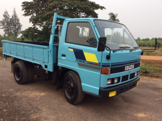 ISUZU NKR (6ล้อ ช่วงสั้น 3.2 ม.) รถห้างแท้ เกียร์สั้น รถเดิมๆ เครื่องดี ครัทซีสวย ขาย 280,000 บาท ศุภากร 081-1903107, 081-4252943