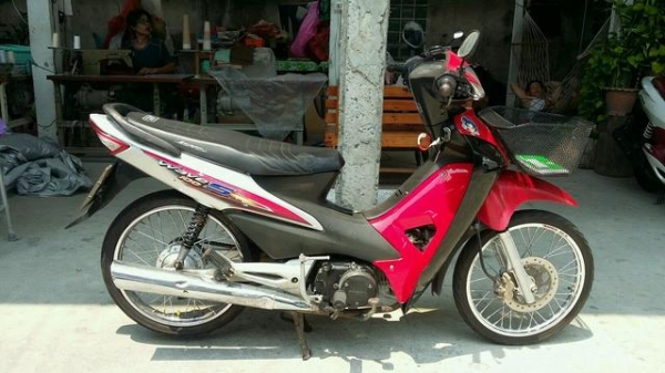 ขาย wave 100s  เดิมสนิท เครื่องเดิม  ระบบไฟเลี้ยว ไฟท้าย ไฟเบรค ติดปกติ  ชุดสีสวยๆ ไม่มีแตก  ล้อปีเนียม ซี่ลวดใหม่ๆ  ยางหน้า หลัง ใช้ได้ ภาษีไม่ขาดต่อ ชุดโอนครบ บัตรประชาชนไม่หมดอายุ รถพร้อมใช้งาน เติมน้ำมันขี่กลับได้เลย ทะเบียนไม่ขาดต่อกรุงเทพ เบอ0891123