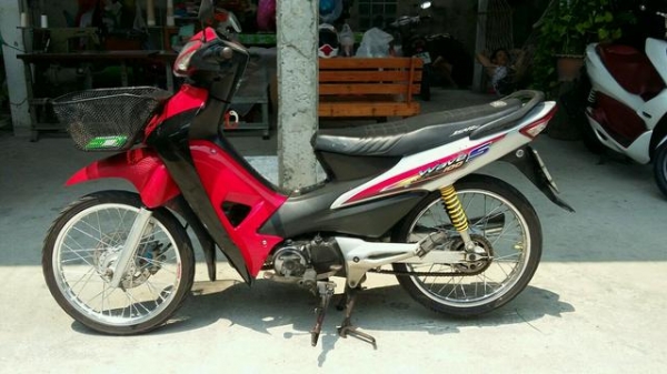 ขาย wave 100s  เดิมสนิท เครื่องเดิม  ระบบไฟเลี้ยว ไฟท้าย ไฟเบรค ติดปกติ  ชุดสีสวยๆ ไม่มีแตก  ล้อปีเนียม ซี่ลวดใหม่ๆ  ยางหน้า หลัง ใช้ได้ ภาษีไม่ขาดต่อ ชุดโอนครบ บัตรประชาชนไม่หมดอายุ รถพร้อมใช้งาน เติมน้ำมันขี่กลับได้เลย ทะเบียนไม่ขาดต่อกรุงเทพ เบอ0891123