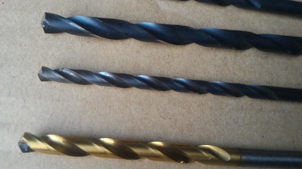 จัดเป็นชุด ดอกสว่านอย่างดียี่ห้อ  NACHA มือสองใช้น้อยจากญี่ปุ่นสภาพสวย  มี 6 ดอก  9.9 , 9.5 , 5.1 , 4.1 , 5 มม.