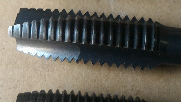 จัดเป็นชุด ดอกต๊าปเกลียวแบบ มิล  จากญี่ปุ่นอย่างดี 4 ดอก มี M 6 * 1 , M 8 * 1.25  , M 10 * 1.5 , M 12 * 1.75