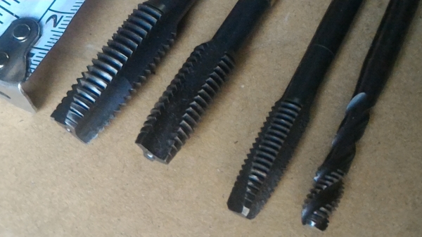 จัดเป็นชุด ดอกต๊าปเกลียวแบบ มิล  จากญี่ปุ่นอย่างดี 4 ดอก มี M 6 * 1 , M 8 * 1.25  , M 10 * 1.5 , M 12 * 1.75