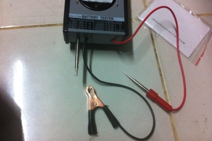 เครื่องตรวจเช็ดแบตเตอรี่การประจุไฟ การเก็บรักษาแรงดันไฟในแบตเตอรี แสดงการทำงานเป็นช่วงของสีต่างๆที่เข็มชี้