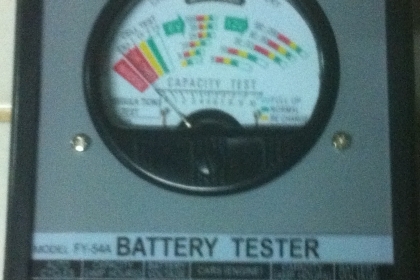 เครื่องตรวจเช็ดแบตเตอรี่การประจุไฟ การเก็บรักษาแรงดันไฟในแบตเตอรี แสดงการทำงานเป็นช่วงของสีต่างๆที่เข็มชี้