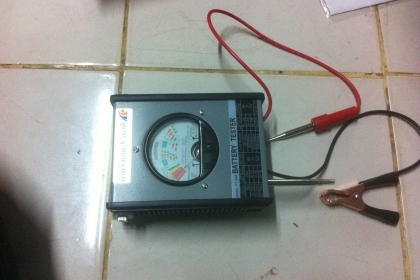 เครื่องตรวจเช็ดแบตเตอรี่การประจุไฟ การเก็บรักษาแรงดันไฟในแบตเตอรี แสดงการทำงานเป็นช่วงของสีต่างๆที่เข็มชี้