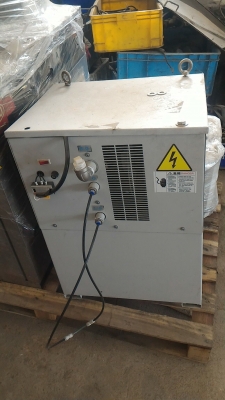 เครื่องลดความร้อนของเครื่องจักรต่างๆ ด้วยน้ำไหลเข้า - ออกเลี้ยงระบบแลละออกมามาระบายความร้อนผ่านแผงรั่งผึง