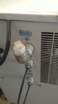 เครื่องลดความร้อนของเครื่องจักรต่างๆ ด้วยน้ำไหลเข้า - ออกเลี้ยงระบบแลละออกมามาระบายความร้อนผ่านแผงรั่งผึง