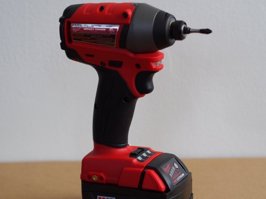 ชุดสว่านไร้สาย Milwaukee 2797-22 มีสว่านกระแทก สว่านไขควงพร้อมดอกไขควง10X และแบ็ต4แอมป์2ก้อน ชุดสว่านไร้สาย Milwaukee 2797-22 มีสว่านกระแทก สว่านไขควงพร้อมดอกไขควง10X และแบ็ต4แอมป์2ก้อน