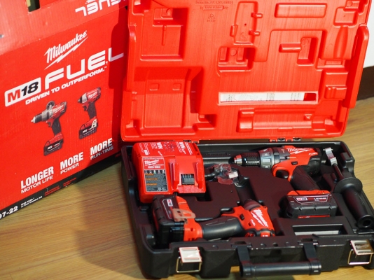 ชุดสว่านไร้สาย Milwaukee 2797-22 มีสว่านกระแทก สว่านไขควงพร้อมดอกไขควง10X และแบ็ต4แอมป์2ก้อน ชุดสว่านไร้สาย Milwaukee 2797-22 มีสว่านกระแทก สว่านไขควงพร้อมดอกไขควง10X และแบ็ต4แอมป์2ก้อน