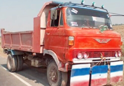 HINO KM 310 - 110 HP DQ100 หกล้อดั๊มพ์ กระบะดั๊มพ์เหล็ก 4 ตันความยาว 3.60 เมตรพร้อมใช้งานได้เลยครับ เครื่องยนต์เดิมๆกำลังแรงดีไม่แตกเยิ้ม ภายในเก๋งคอนโซลอยู่ครบ พวงมาลัยธรรมดา เกียร์ยาว เบรคลม ช่วงล่างคัชซีไม่แตกบวม ยาง 8.25 ขอบ 16 สภาพดีประมาณ 65\% พร้อมใ