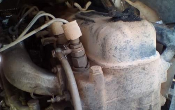 HINO KM 310 - 110 HP DQ100 หกล้อดั๊มพ์ กระบะดั๊มพ์เหล็ก 4 ตันความยาว 3.60 เมตรพร้อมใช้งานได้เลยครับ เครื่องยนต์เดิมๆกำลังแรงดีไม่แตกเยิ้ม ภายในเก๋งคอนโซลอยู่ครบ พวงมาลัยธรรมดา เกียร์ยาว เบรคลม ช่วงล่างคัชซีไม่แตกบวม ยาง 8.25 ขอบ 16 สภาพดีประมาณ 65\% พร้อมใ