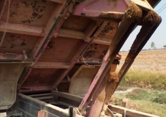 HINO KM 310 - 110 HP DQ100 หกล้อดั๊มพ์ กระบะดั๊มพ์เหล็ก 4 ตันความยาว 3.60 เมตรพร้อมใช้งานได้เลยครับ เครื่องยนต์เดิมๆกำลังแรงดีไม่แตกเยิ้ม ภายในเก๋งคอนโซลอยู่ครบ พวงมาลัยธรรมดา เกียร์ยาว เบรคลม ช่วงล่างคัชซีไม่แตกบวม ยาง 8.25 ขอบ 16 สภาพดีประมาณ 65\% พร้อมใ