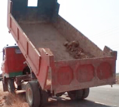 HINO KM 310 - 110 HP DQ100 หกล้อดั๊มพ์ กระบะดั๊มพ์เหล็ก 4 ตันความยาว 3.60 เมตรพร้อมใช้งานได้เลยครับ เครื่องยนต์เดิมๆกำลังแรงดีไม่แตกเยิ้ม ภายในเก๋งคอนโซลอยู่ครบ พวงมาลัยธรรมดา เกียร์ยาว เบรคลม ช่วงล่างคัชซีไม่แตกบวม ยาง 8.25 ขอบ 16 สภาพดีประมาณ 65\% พร้อมใ