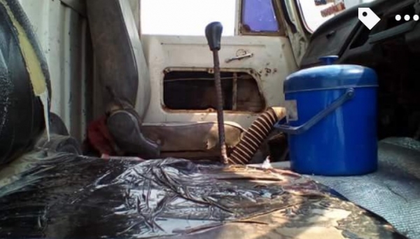 HINO KM 310 - 110 HP DQ100 หกล้อดั๊มพ์ กระบะดั๊มพ์เหล็ก 4 ตันความยาว 3.60 เมตรพร้อมใช้งานได้เลยครับ เครื่องยนต์เดิมๆกำลังแรงดีไม่แตกเยิ้ม ภายในเก๋งคอนโซลอยู่ครบ พวงมาลัยธรรมดา เกียร์ยาว เบรคลม ช่วงล่างคัชซีไม่แตกบวม ยาง 8.25 ขอบ 16 สภาพดีประมาณ 65\% พร้อมใ