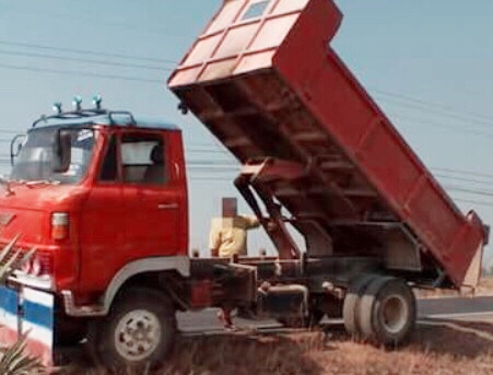 HINO KM 310 - 110 HP DQ100 หกล้อดั๊มพ์ กระบะดั๊มพ์เหล็ก 4 ตันความยาว 3.60 เมตรพร้อมใช้งานได้เลยครับ เครื่องยนต์เดิมๆกำลังแรงดีไม่แตกเยิ้ม ภายในเก๋งคอนโซลอยู่ครบ พวงมาลัยธรรมดา เกียร์ยาว เบรคลม ช่วงล่างคัชซีไม่แตกบวม ยาง 8.25 ขอบ 16 สภาพดีประมาณ 65\% พร้อมใ