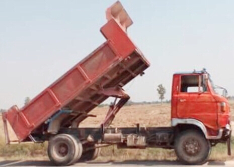 HINO KM 310 - 110 HP DQ100 หกล้อดั๊มพ์ กระบะดั๊มพ์เหล็ก 4 ตันความยาว 3.60 เมตรพร้อมใช้งานได้เลยครับ เครื่องยนต์เดิมๆกำลังแรงดีไม่แตกเยิ้ม ภายในเก๋งคอนโซลอยู่ครบ พวงมาลัยธรรมดา เกียร์ยาว เบรคลม ช่วงล่างคัชซีไม่แตกบวม ยาง 8.25 ขอบ 16 สภาพดีประมาณ 65\% พร้อมใ