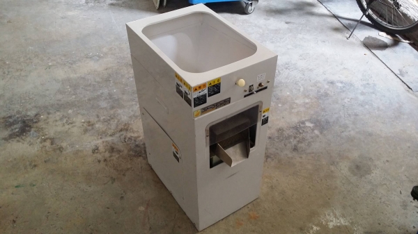 เครื่องแยกหิน MARUMASU เก่าญี่ปุ่น กำลังการผลิต 300 kg./ชม. สามรถแยกหินข้าวได้อย่างสะดวก รวดเร็ว