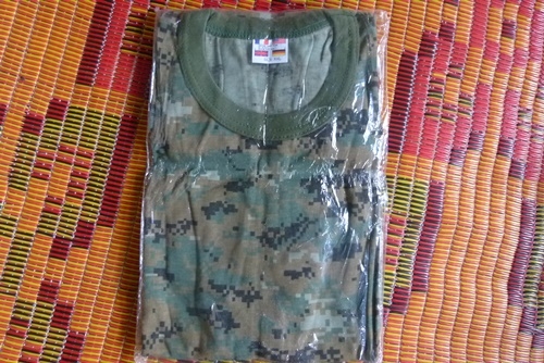 เสื้อยืด คอกลม  ลาย ดิจิตอล เขียว