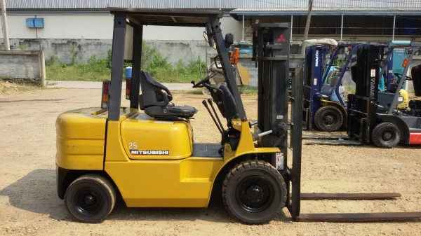 รถยก MITSUBISHI  FD25 เครื่องดีเซล s4s  เกียร์ธรรมดา ยางตันหน้าหลัง เสาสูง 3 ม. ยกได้ 2.5 ตัน ติดต่อ 089-7949488