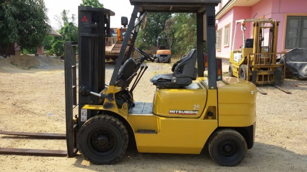 รถยก MITSUBISHI  FD25 เครื่องดีเซล s4s  เกียร์ธรรมดา ยางตันหน้าหลัง เสาสูง 3 ม. ยกได้ 2.5 ตัน ติดต่อ 089-7949488