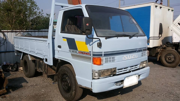 **190,000 บ.ต่อรอง/// 4ล้อกลาง ISUZU NKR-110 4BE1- ไอดีใหญ่ รถประกอบปี40 เครื่อง/เกียร์ เดิม เกียร์สั้น คัสซีสวยเดิม ไม่สาด หัวยกได้ พ.พาวเวอร์ กระบะยาว3.20 ยาง7.50 รถเคลียร์สีใหม่ สวย พร้อมใช้งาน ทะเบียนป้ายใหญ่(ป้ายรถบรรทุก) เล่มครบ **ขาย ISUZU ELF NKR-