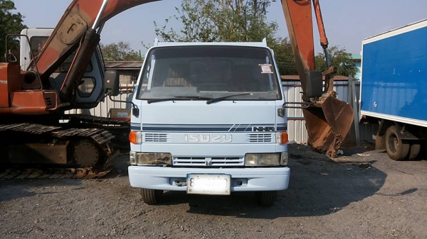 **190,000 บ.ต่อรอง/// 4ล้อกลาง ISUZU NKR-110 4BE1- ไอดีใหญ่ รถประกอบปี40 เครื่อง/เกียร์ เดิม เกียร์สั้น คัสซีสวยเดิม ไม่สาด หัวยกได้ พ.พาวเวอร์ กระบะยาว3.20 ยาง7.50 รถเคลียร์สีใหม่ สวย พร้อมใช้งาน ทะเบียนป้ายใหญ่(ป้ายรถบรรทุก) เล่มครบ **ขาย ISUZU ELF NKR-