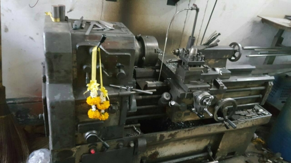 ขายเครื่องกลึงYam5.5ฟุต3เพลามีเบรคปั๊มน้ำครบราคาไม่แพงครับ
