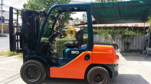 +++ขายโฟล์คลิฟท์  TOYOTA 8FD30  ขนาด  3  ตัน เครื่องยนต์ดีเซล  เสา  3 เมตร  งาสไลด์  เกียร์ออโตเมติค  ยางตัน