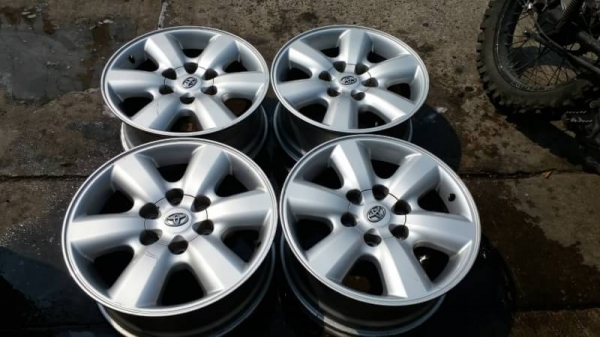 ล้อ touota fortuner ขอบ 17 ชุดล่ะ 4800