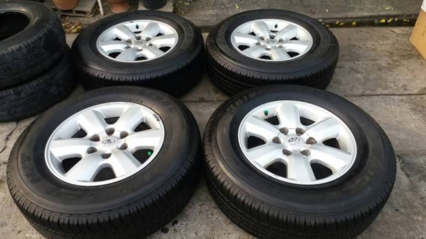 ล้อ toyota fortuner ขอบ 17 พร้อมยาง 265 65 17 bridgestone ปี 15 ชุดล่ะ 14500