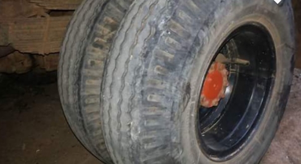 ISUZU KS 100 HP 4BC2 รถบรรทุกหกล้อ กระบะเหล็กคอกไม้ความยาว 4.30 เมตรพร้อมบรรทุกหนักพร้อมใช้งานได้เลยครับ เครื่องยนต์เดิมๆแรงดีไม่แตกเยิ้ม ภายในเก๋งคอนโซลครบพร้อม พวงมาลัยธรรมดา มีสโลว์กลาง ช่วงล่างแน่นคัชซีมีซับดามบนล่างเล็กน้อยครับพร้อมใช้งาน คานหน้ากับเ