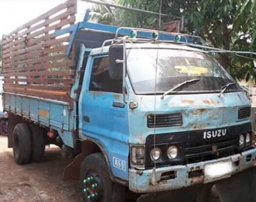 ISUZU KS 100 HP 4BC2 รถบรรทุกหกล้อ กระบะเหล็กคอกไม้ความยาว 4.30 เมตรพร้อมบรรทุกหนักพร้อมใช้งานได้เลยครับ เครื่องยนต์เดิมๆแรงดีไม่แตกเยิ้ม ภายในเก๋งคอนโซลครบพร้อม พวงมาลัยธรรมดา มีสโลว์กลาง ช่วงล่างแน่นคัชซีมีซับดามบนล่างเล็กน้อยครับพร้อมใช้งาน คานหน้ากับเ