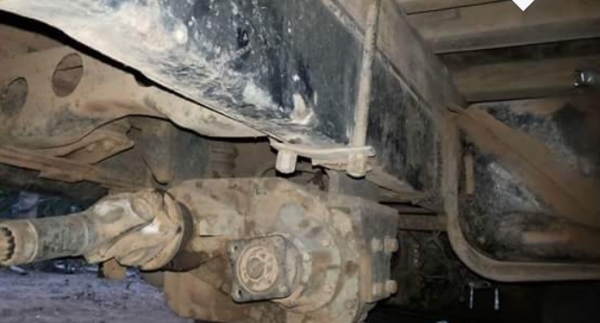 ISUZU KS 100 HP 4BC2 รถบรรทุกหกล้อ กระบะเหล็กคอกไม้ความยาว 4.30 เมตรพร้อมบรรทุกหนักพร้อมใช้งานได้เลยครับ เครื่องยนต์เดิมๆแรงดีไม่แตกเยิ้ม ภายในเก๋งคอนโซลครบพร้อม พวงมาลัยธรรมดา มีสโลว์กลาง ช่วงล่างแน่นคัชซีมีซับดามบนล่างเล็กน้อยครับพร้อมใช้งาน คานหน้ากับเ