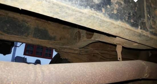 ISUZU KS 100 HP 4BC2 รถบรรทุกหกล้อ กระบะเหล็กคอกไม้ความยาว 4.30 เมตรพร้อมบรรทุกหนักพร้อมใช้งานได้เลยครับ เครื่องยนต์เดิมๆแรงดีไม่แตกเยิ้ม ภายในเก๋งคอนโซลครบพร้อม พวงมาลัยธรรมดา มีสโลว์กลาง ช่วงล่างแน่นคัชซีมีซับดามบนล่างเล็กน้อยครับพร้อมใช้งาน คานหน้ากับเ