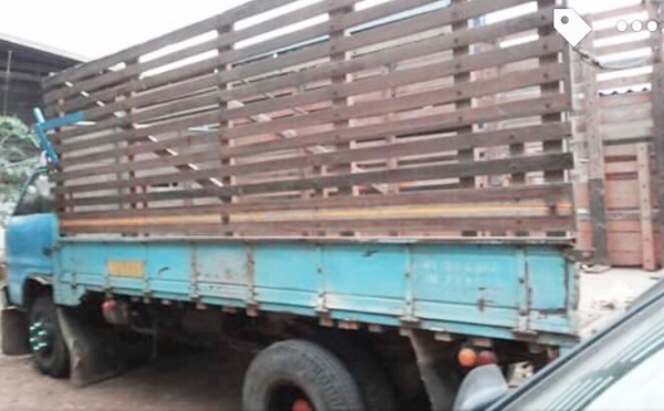 ISUZU KS 100 HP 4BC2 รถบรรทุกหกล้อ กระบะเหล็กคอกไม้ความยาว 4.30 เมตรพร้อมบรรทุกหนักพร้อมใช้งานได้เลยครับ เครื่องยนต์เดิมๆแรงดีไม่แตกเยิ้ม ภายในเก๋งคอนโซลครบพร้อม พวงมาลัยธรรมดา มีสโลว์กลาง ช่วงล่างแน่นคัชซีมีซับดามบนล่างเล็กน้อยครับพร้อมใช้งาน คานหน้ากับเ