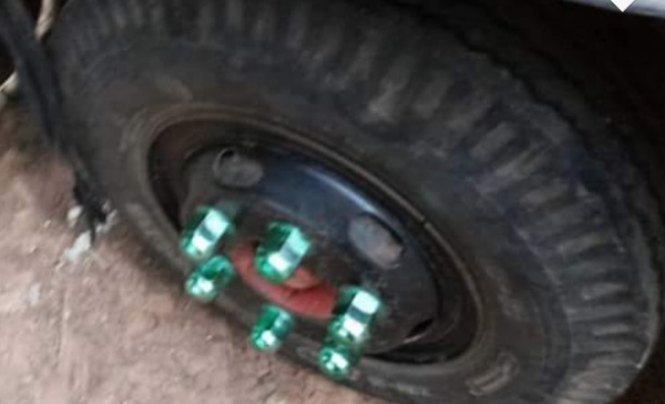 ISUZU KS 100 HP 4BC2 รถบรรทุกหกล้อ กระบะเหล็กคอกไม้ความยาว 4.30 เมตรพร้อมบรรทุกหนักพร้อมใช้งานได้เลยครับ เครื่องยนต์เดิมๆแรงดีไม่แตกเยิ้ม ภายในเก๋งคอนโซลครบพร้อม พวงมาลัยธรรมดา มีสโลว์กลาง ช่วงล่างแน่นคัชซีมีซับดามบนล่างเล็กน้อยครับพร้อมใช้งาน คานหน้ากับเ